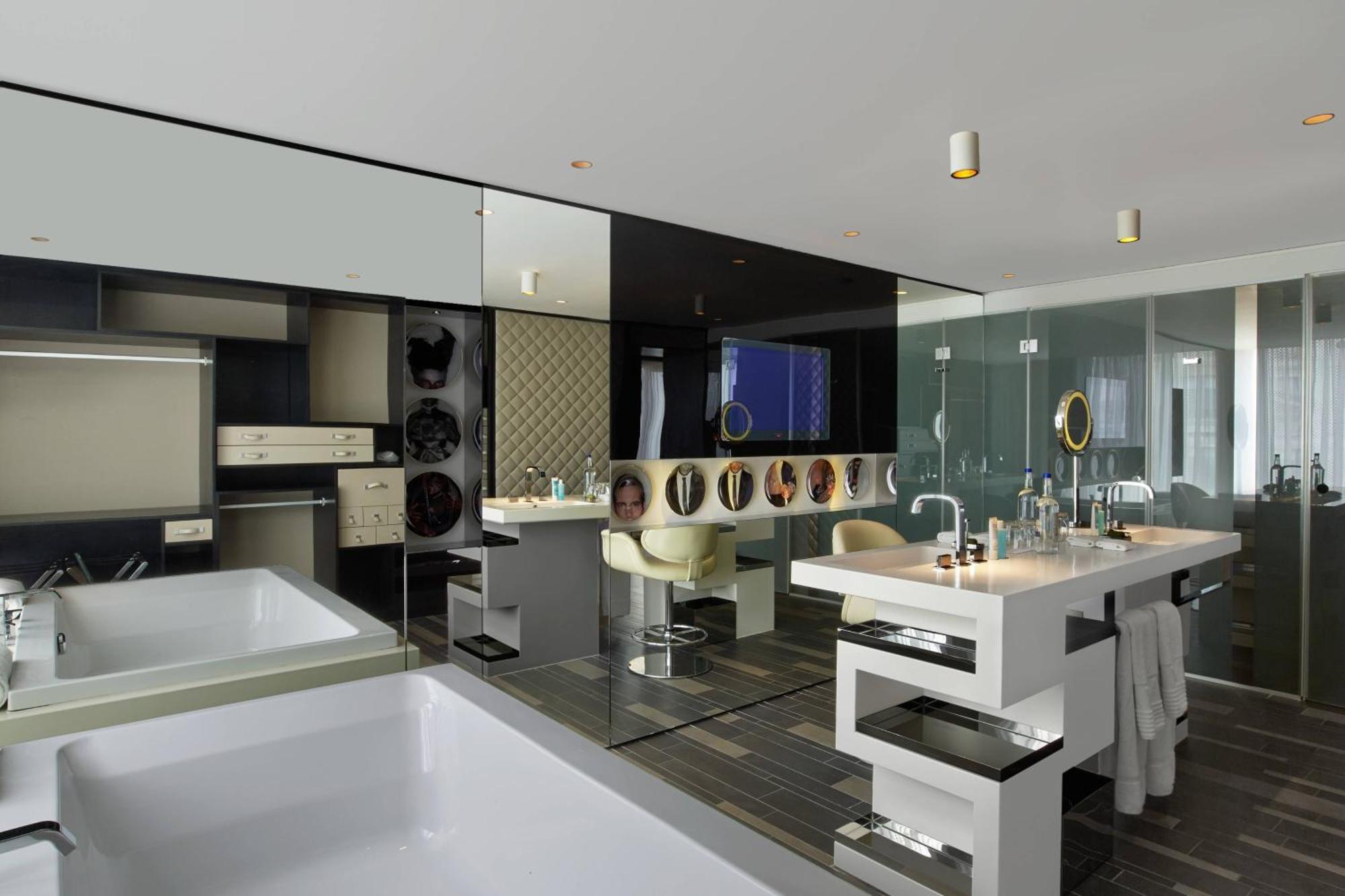Corner Suite One King Bed High Floor