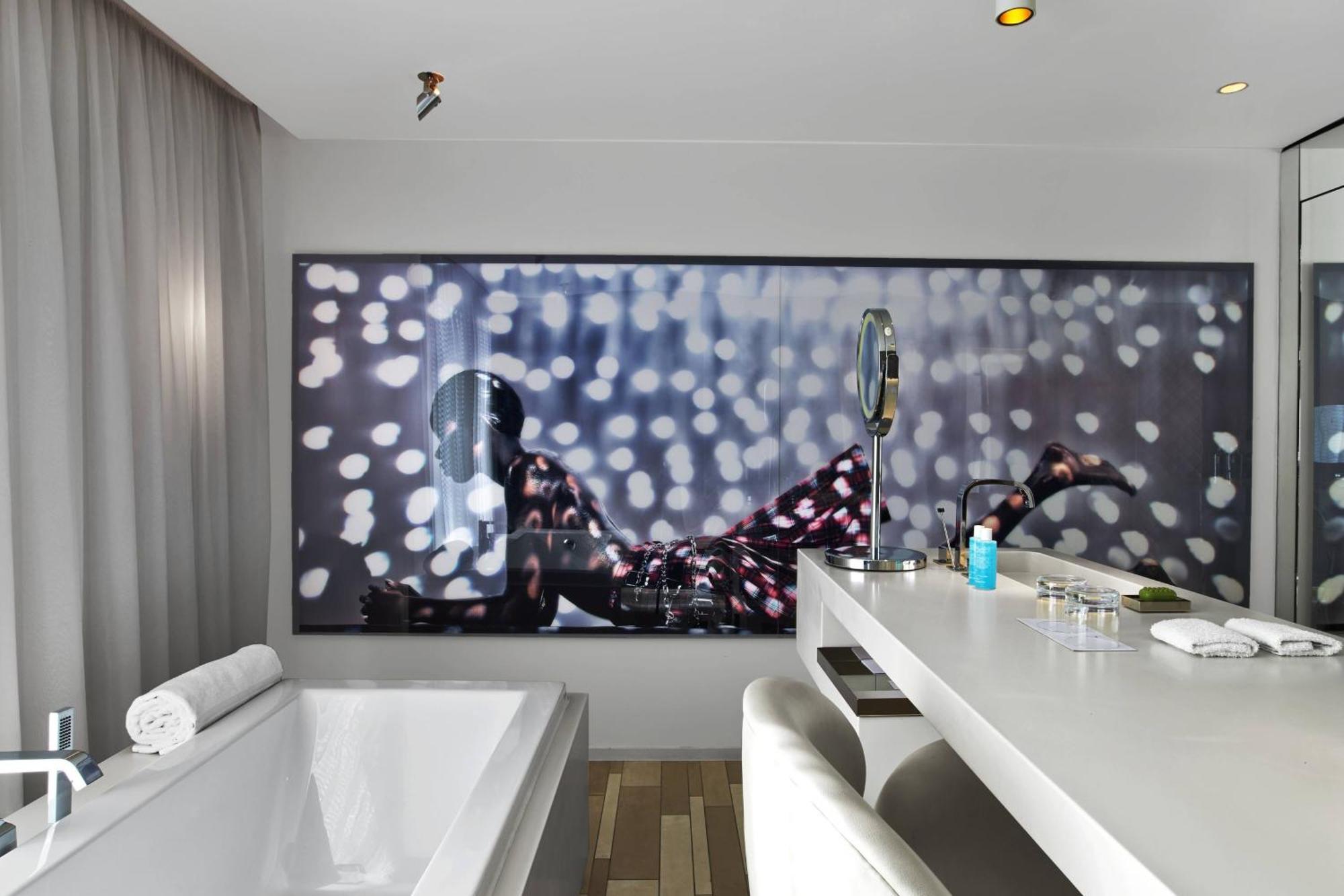 Corner Suite One King Bed Separate Bath