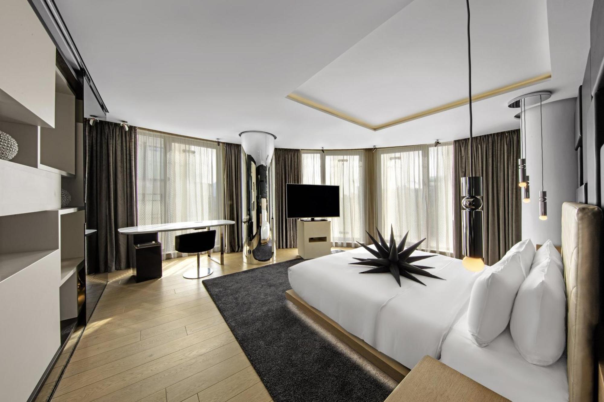 Corner Suite One King Bed High Floor