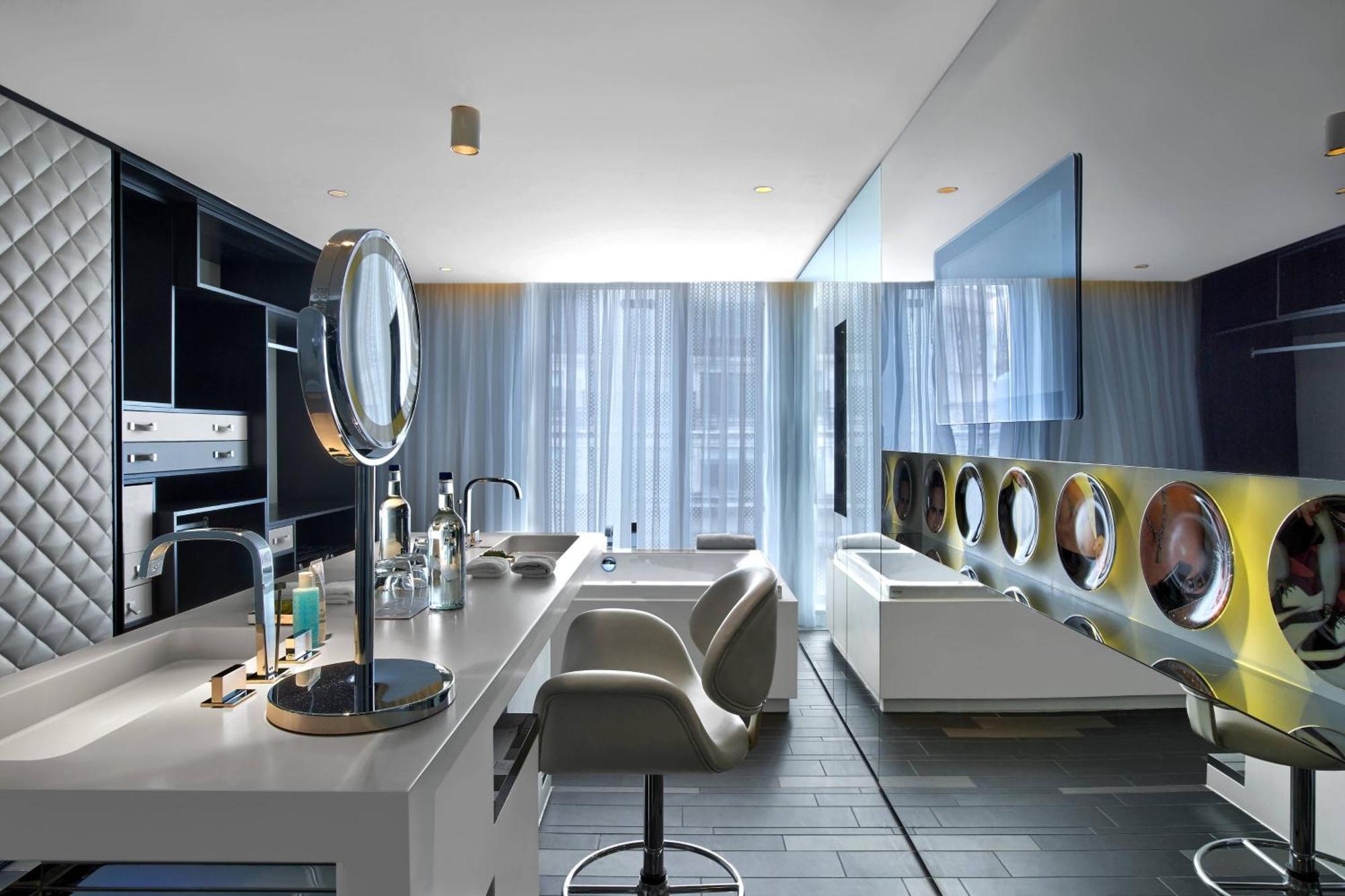 Corner Suite One King Bed High Floor