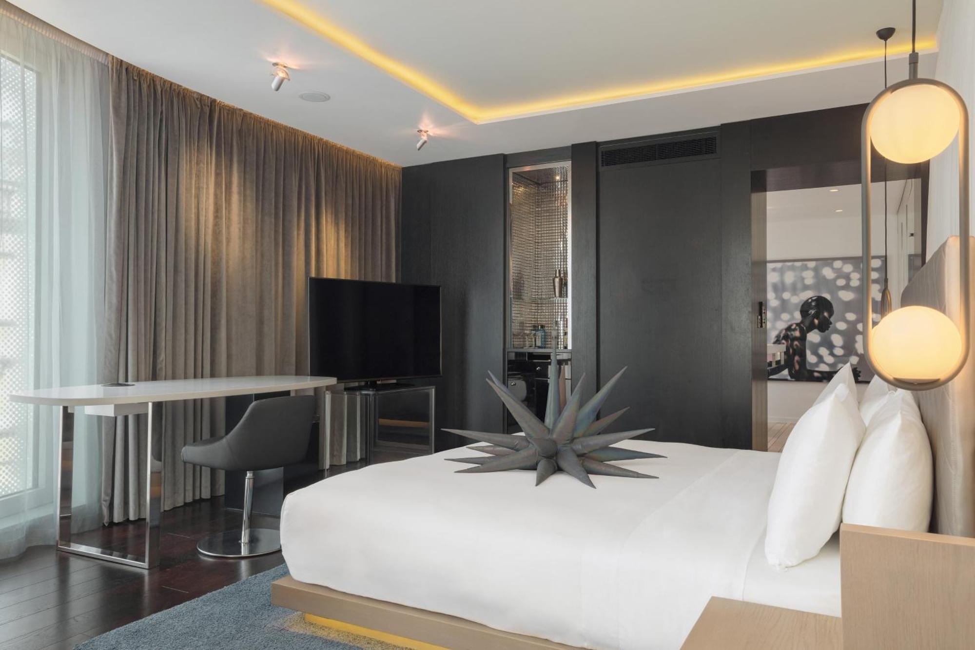 Corner Suite One King Bed Separate Bath